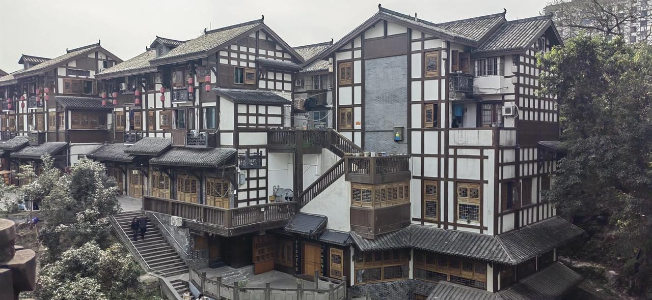 重庆·磁器口古镇

磁器口古镇依山而建，始建于宋真宗咸平年间，原名白岩场，因始建