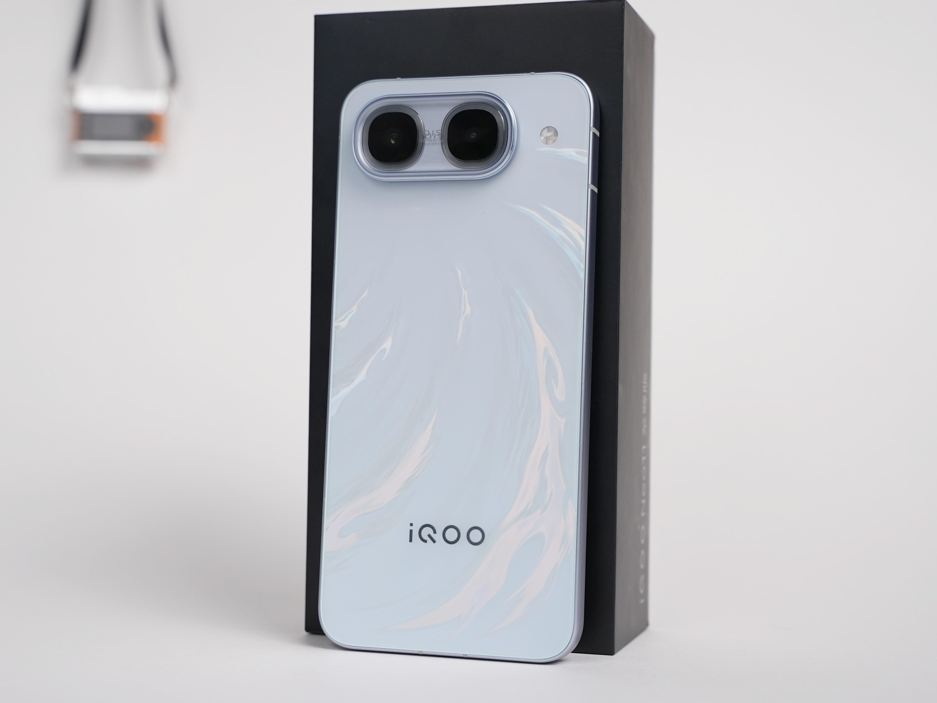 iQOO Neo11至尊版 这次外观我觉得比堆参数更容易让人有感。横置Deco、