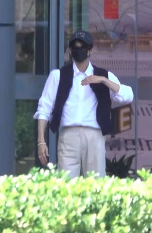 檀健次 王星越 展轩 时装周出发路透来了 
