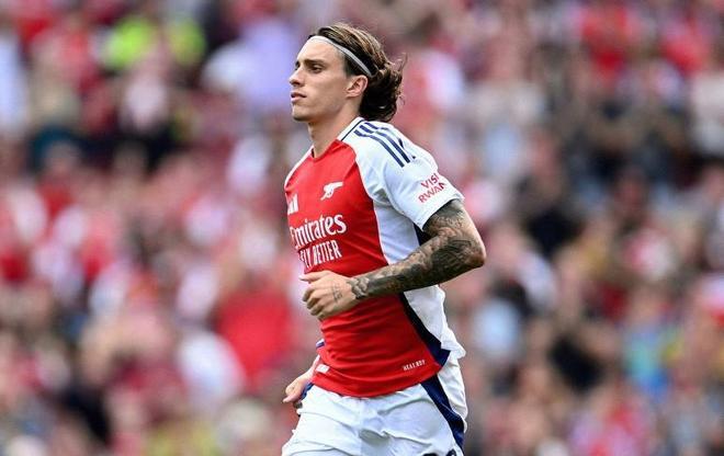 意大利外形最复古的球员就要数卡拉菲奥里，在阿森纳打边后卫，而枪手两个边后卫的位置