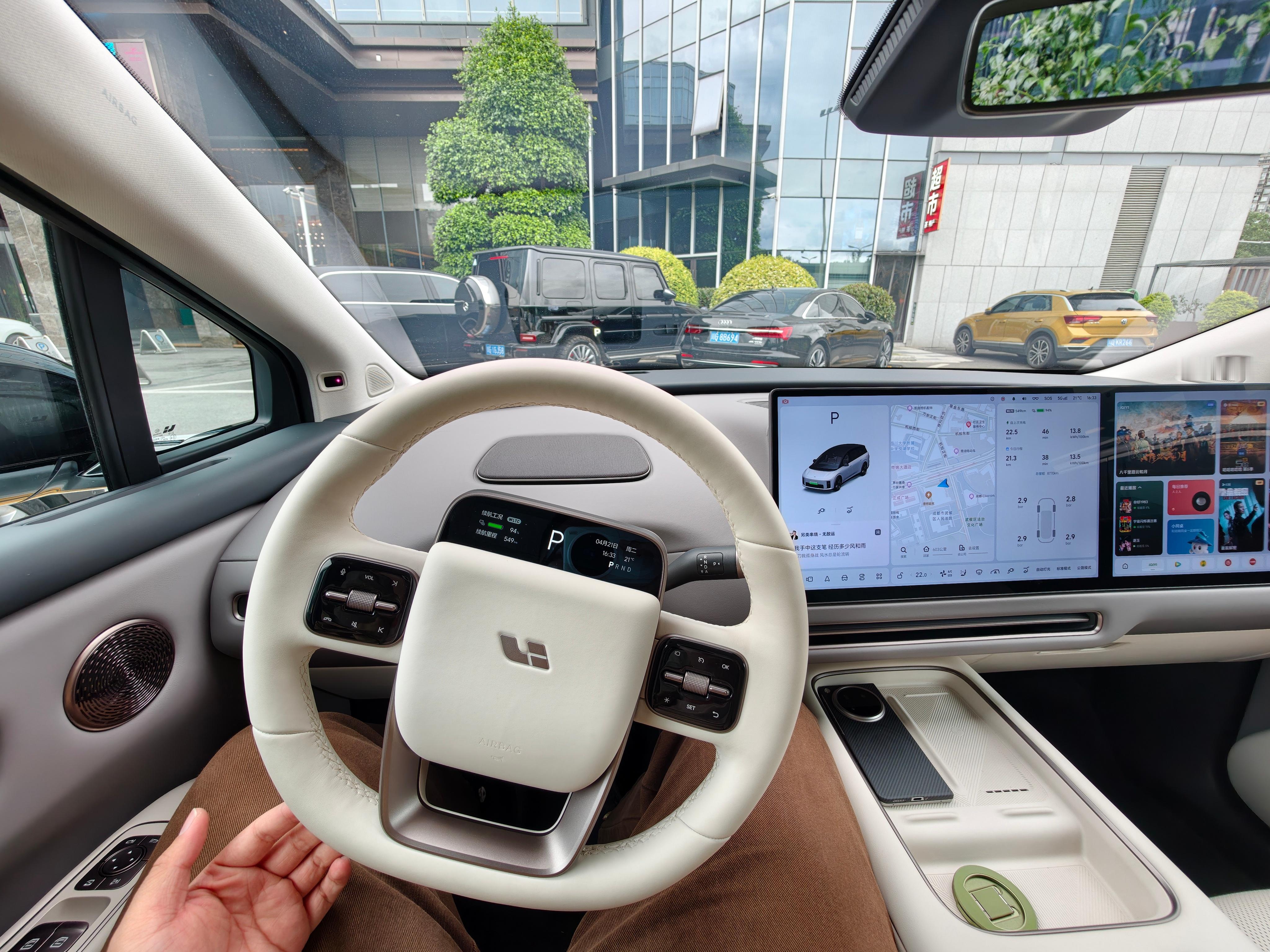 这两天在成都就开它了！谁可以莫名其妙送我一辆理想i8？！ 成都