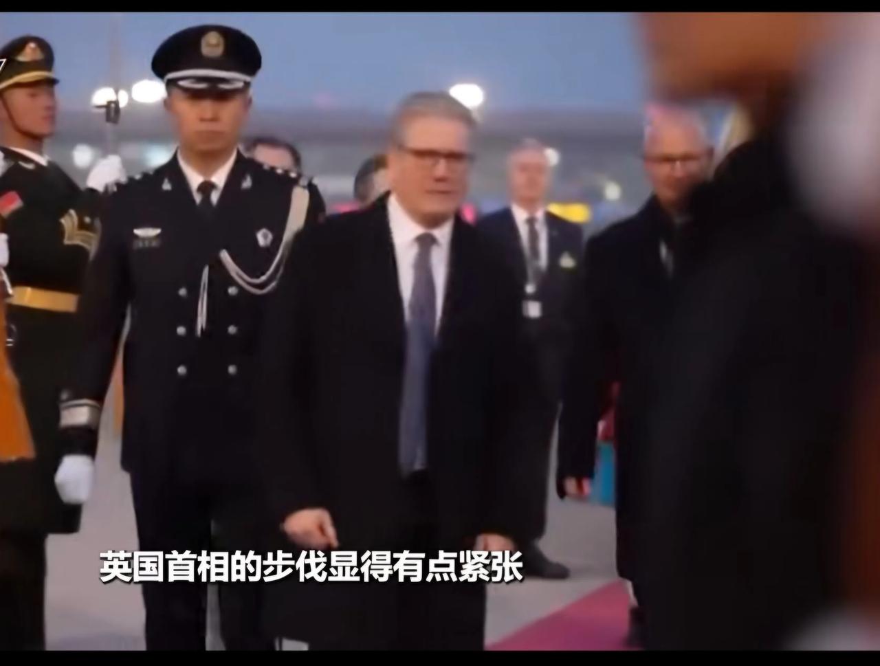英国首相斯塔默来华，紧张的走不成路了！
有网友调侃，飞机从伦敦飞北京，路程太长，
