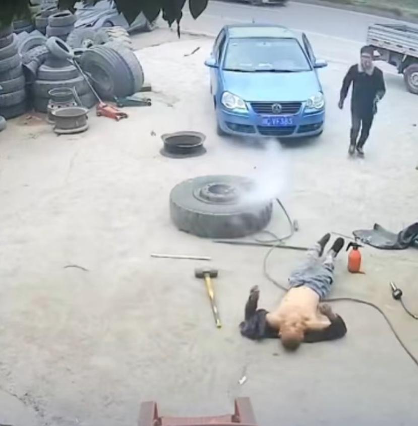 近日，湖南常德一汽修店老板给货车轮胎充气时遭遇惊魂一刻！3月6日，胡先生在检查轮