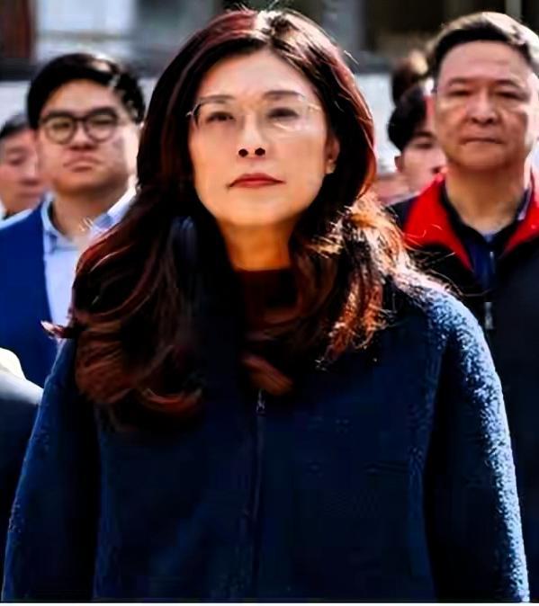  撕开政坛遮羞布，抱团打压成常态，郑丽文精准拿捏权力生存法则
 
身处风云变幻的