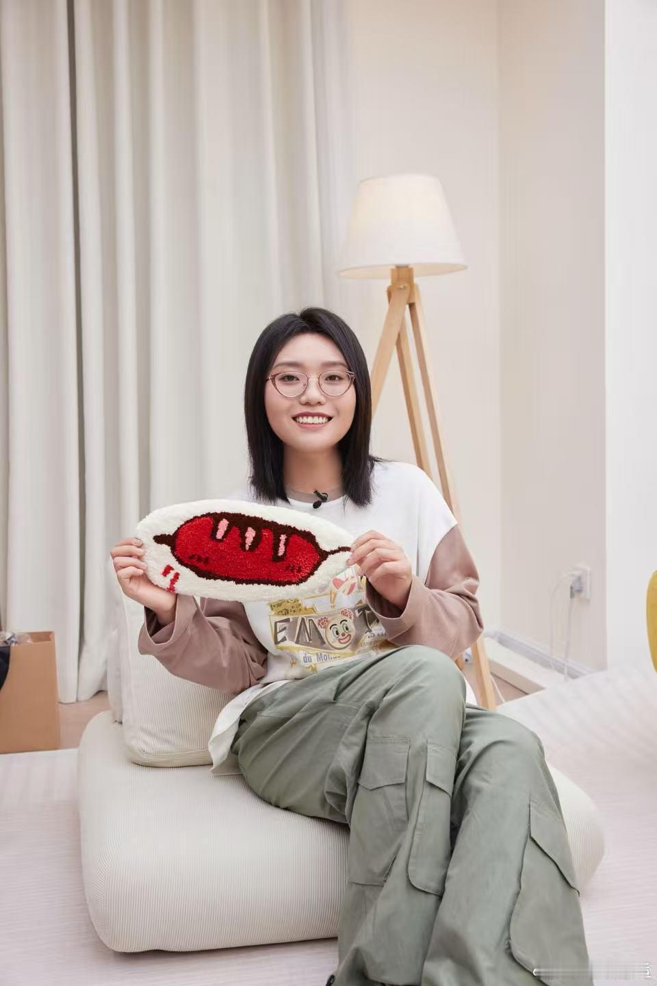 李雪琴好稳定输出的一张嘴 毛雪汪内娱稀缺款李雪琴！一张嘴兼具趣味与深度，在节目里