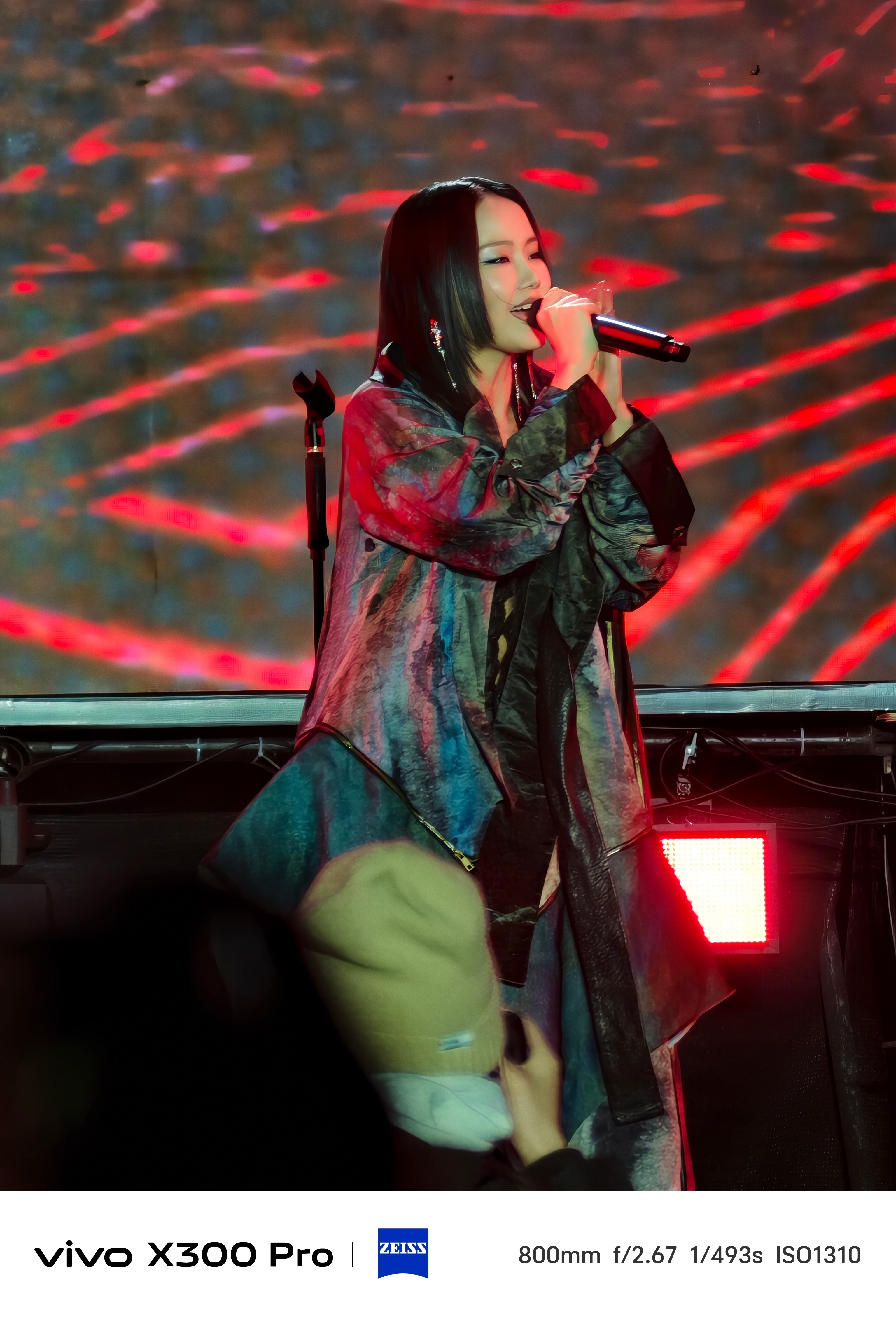 先来一组黄龄的九宫格大片，第一次用蓝厂的长焦增距镜看演唱会，太猛了