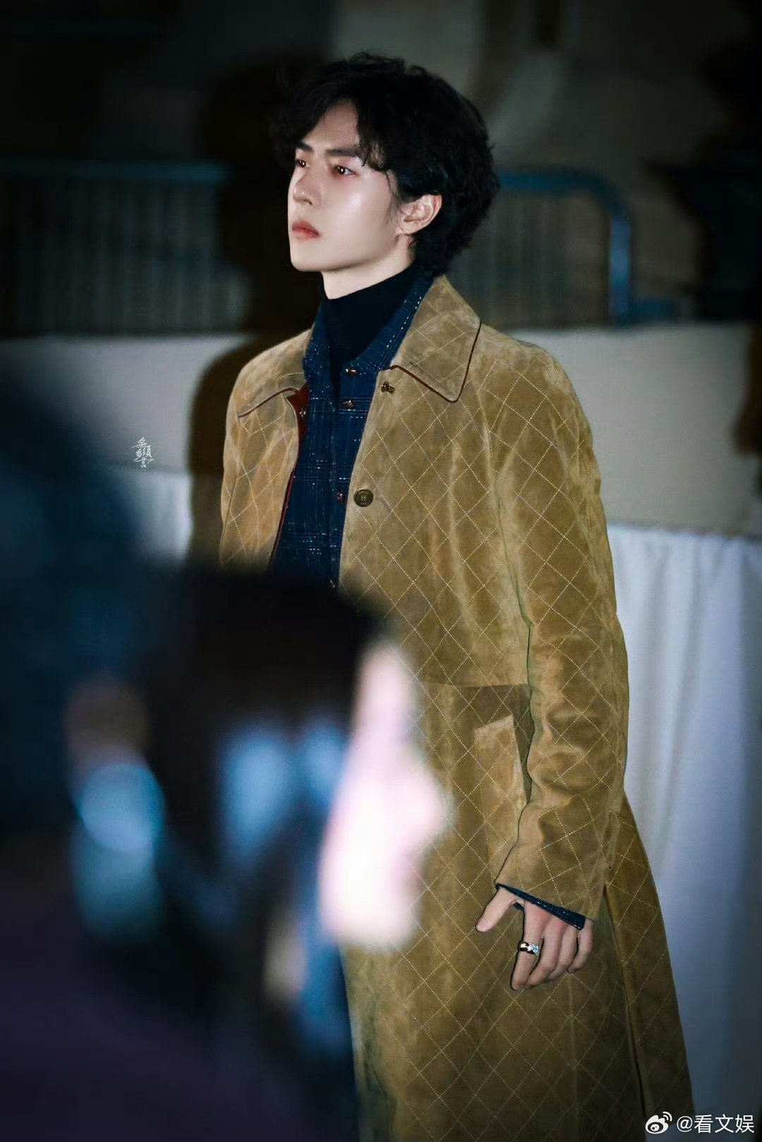 王一博香奈儿秀场接受采访王一博是来坐镇的 王一博好帅 