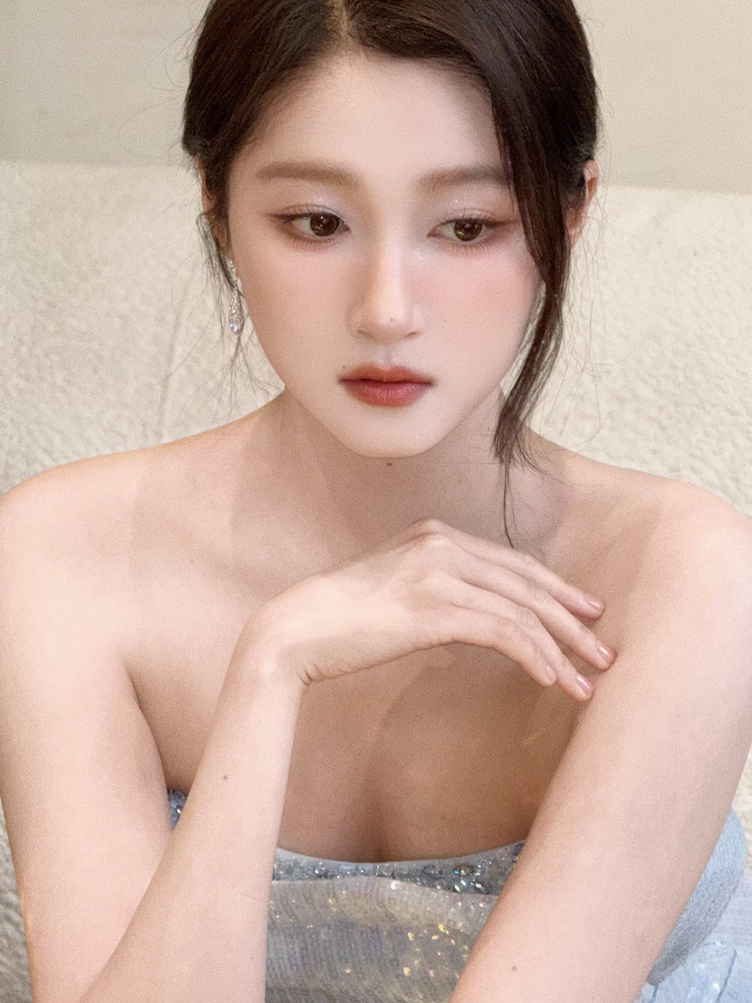 关晓彤 精心布置的夏日九宫格化妆师发布关晓彤今日直播的定妆照🩵 ​​​
