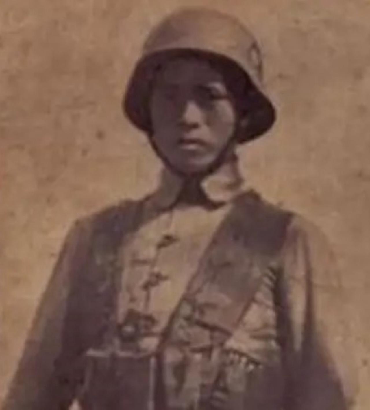 1939年，机枪手曹锡引爆12枚手榴弹，炸死大批日军后，手榴弹已经耗尽，这时，他