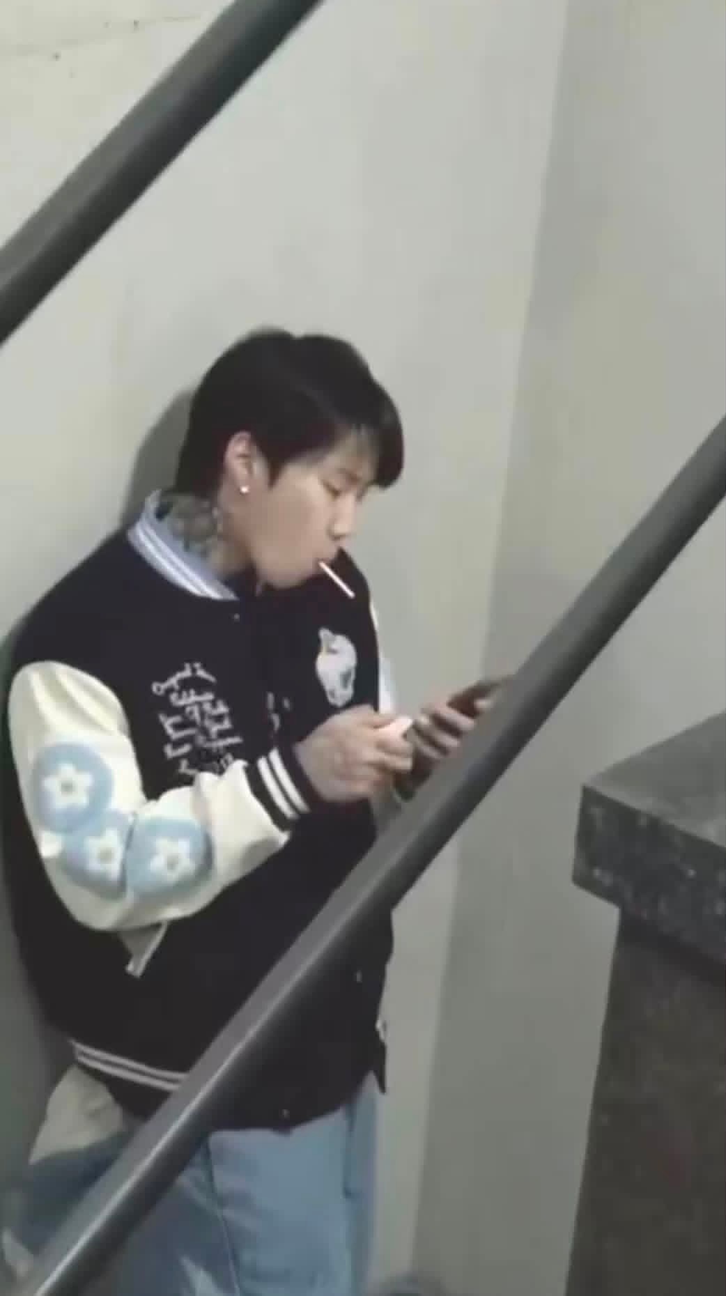 朴宰范反差萌在楼道不是抽烟是吃棒棒糖 