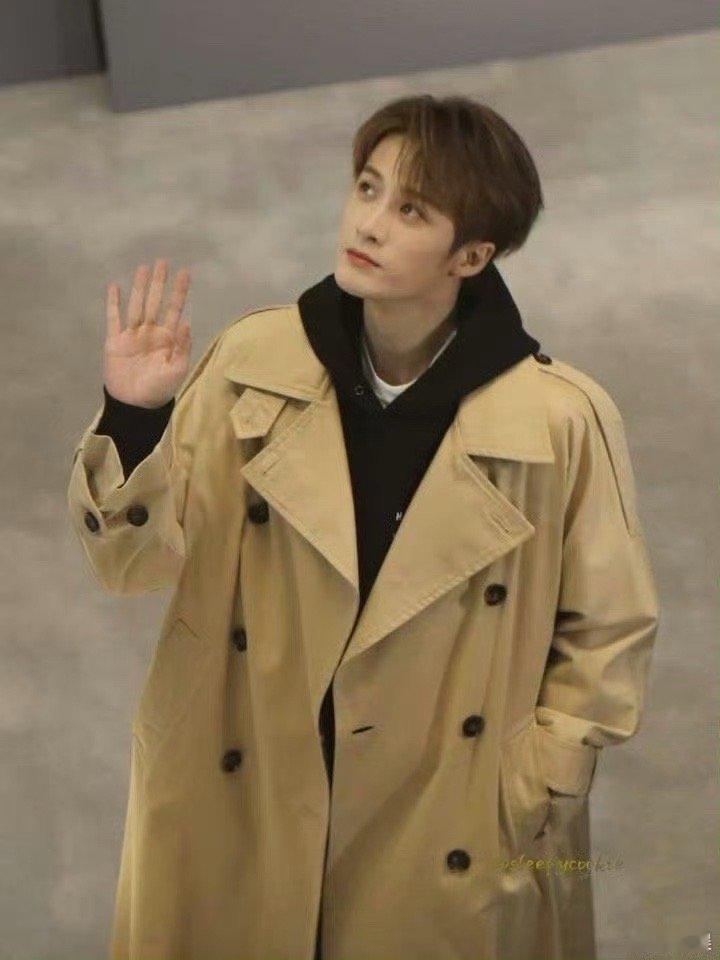 吃路边摊偶遇檀健次乖乖坐着一只檀健次好阔爱 