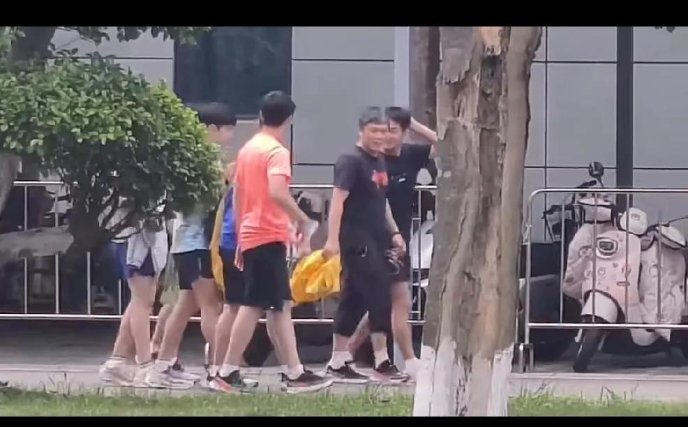 梁靖崑太可爱了，
与队友师傅一起下训，
对面有粉丝拿着他名字的条幅喊他，
甜甜竟