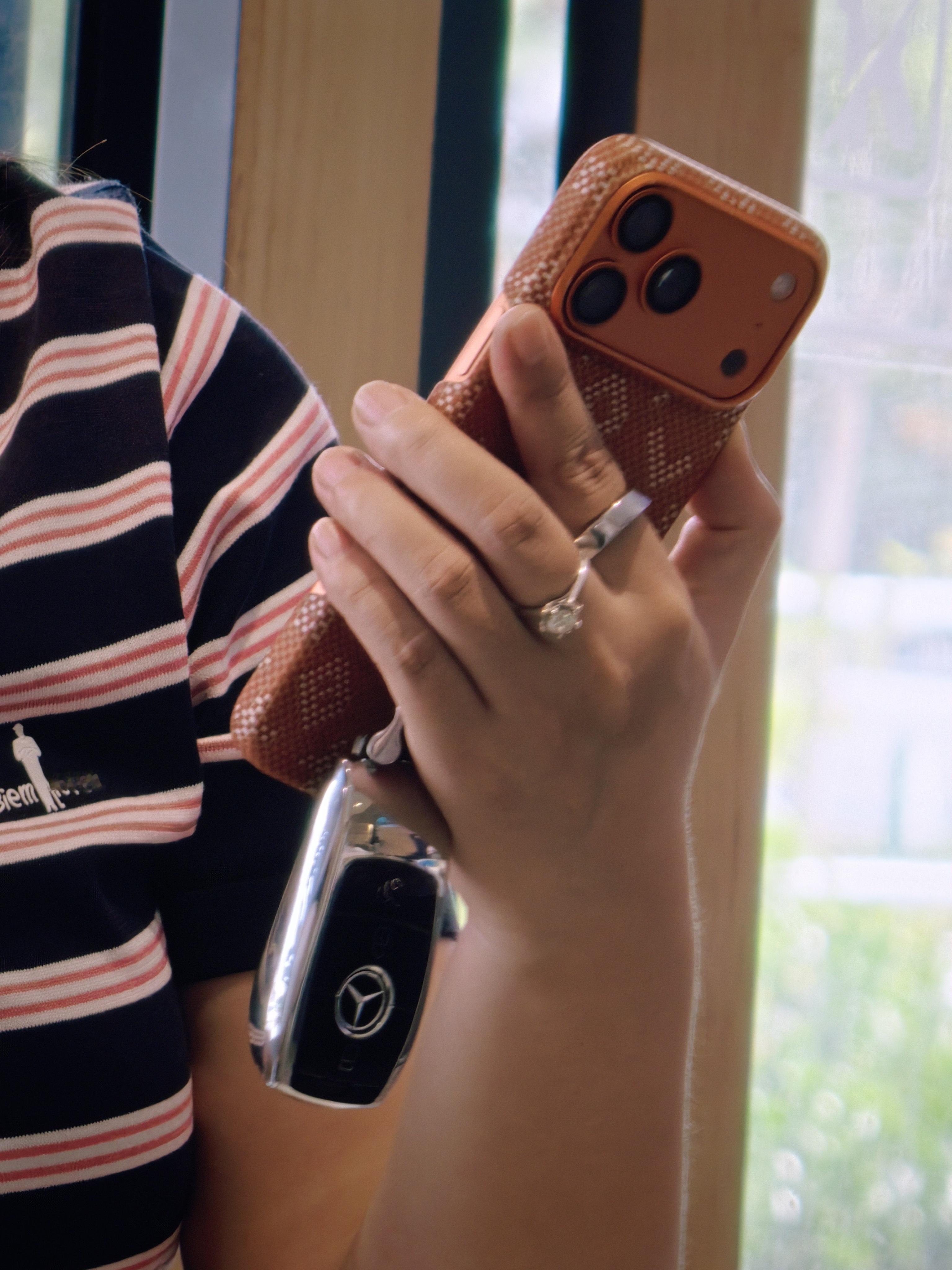 第一次见到有女生用凯夫拉手机壳。还开的大奔，想必是很有品味的女人。[笑而不语] 