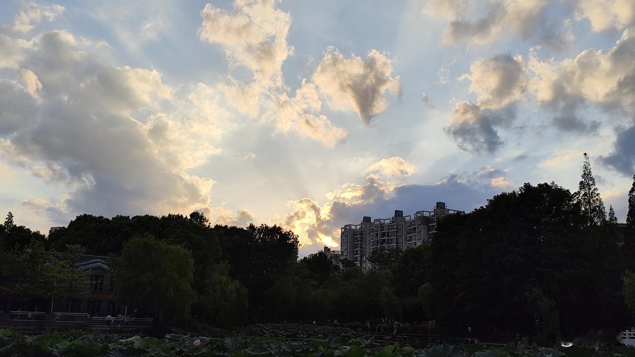 可以分享一张你拍的天空美照吗黄昏天空云飞舞