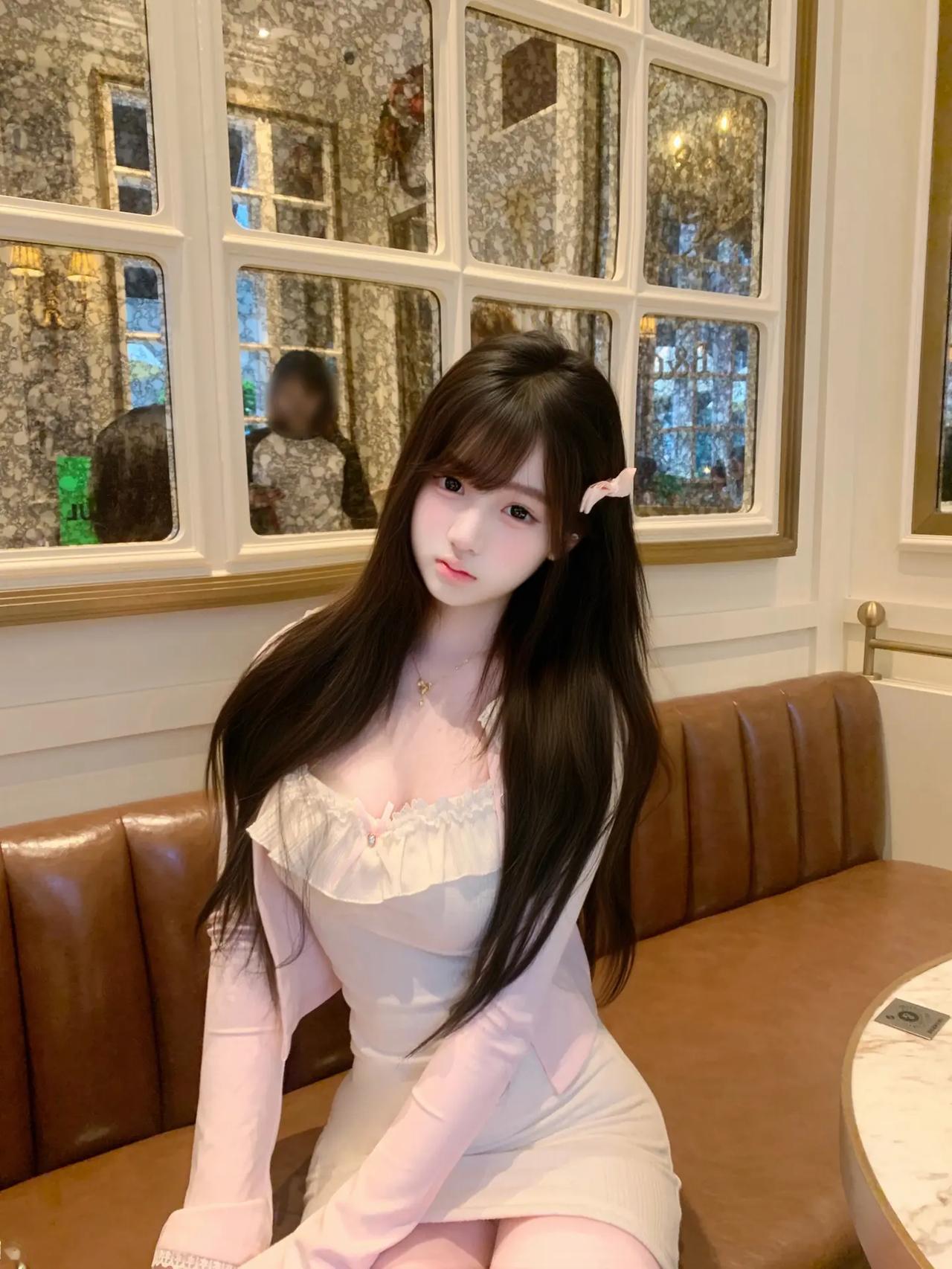 粉衫轻裹玲珑影，浅笑含情映玉窗。
甜美少女 纯欲风写真 长发美女 氛围感穿搭