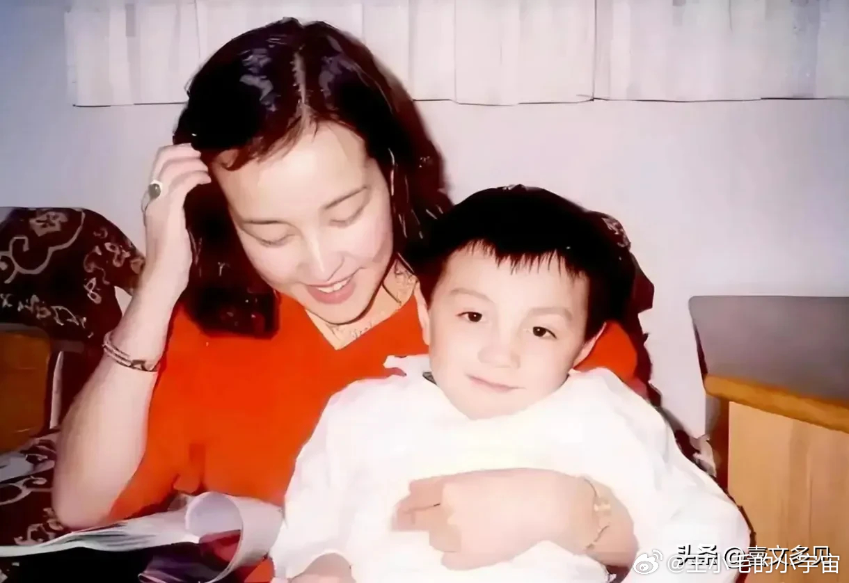 80年代，刘晓庆和外甥靖然的合影，这孩子看起来长相一般。 