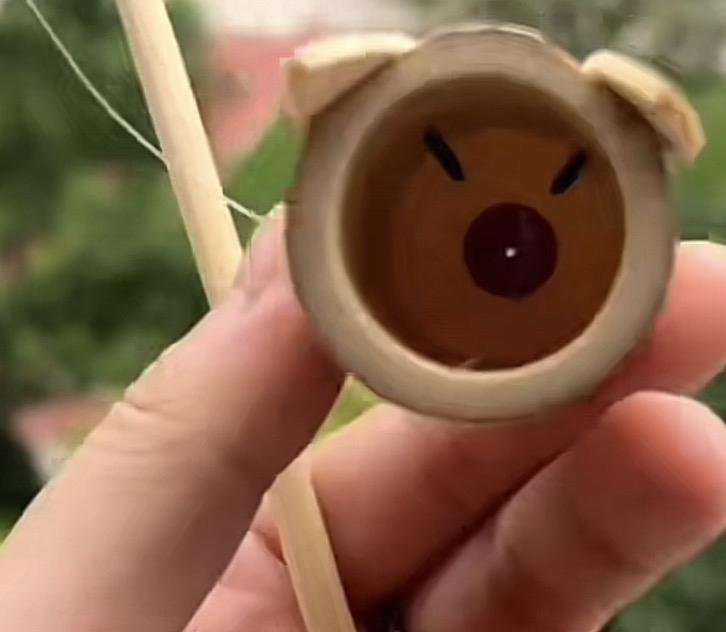 最近刷屏的竹知了老玩具，爆火的过程非常有戏剧性。
它是老一辈小时候的竹制手工玩具