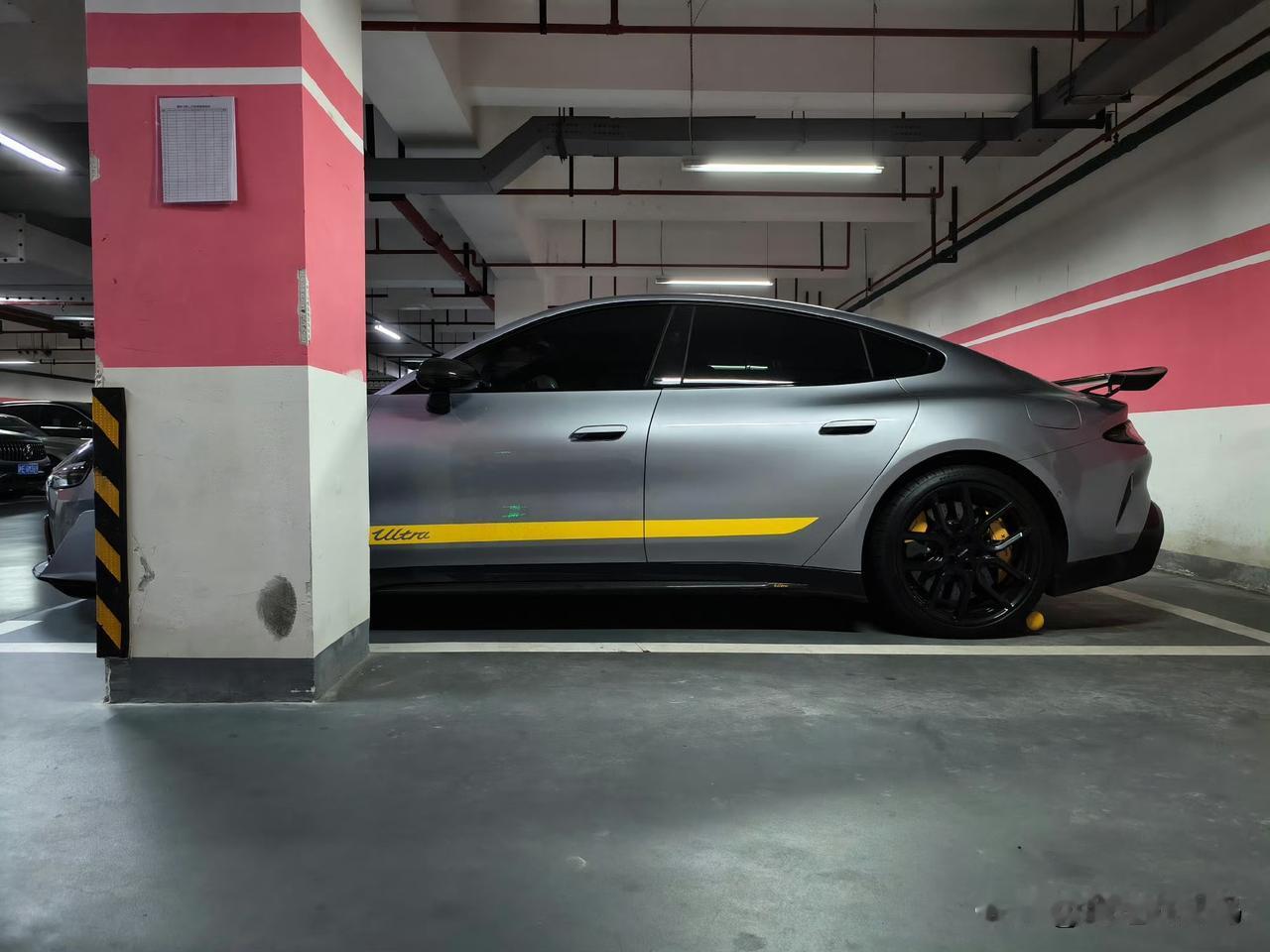 我们小区真的有点离谱…[捂嘴哭]加上我自己那台，一个不大的小区已经有 4 台小米