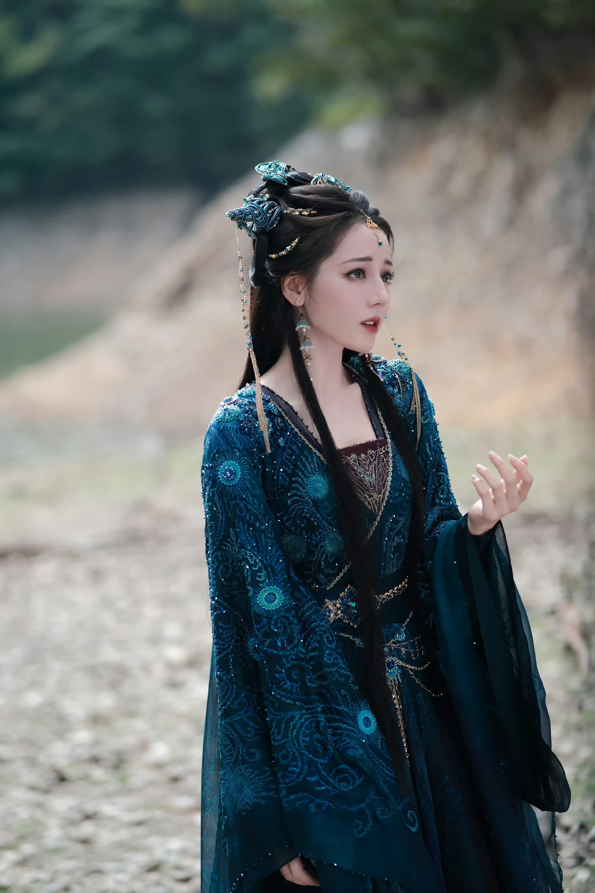 迪丽热巴的万灵灯来杭州首展了谁懂啊！杭州白日提灯展太会玩，美妆专柜免费画鬼王妆，