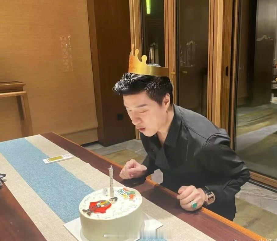 范丞丞爸爸73岁生日照，你敢说这是73我都不敢信