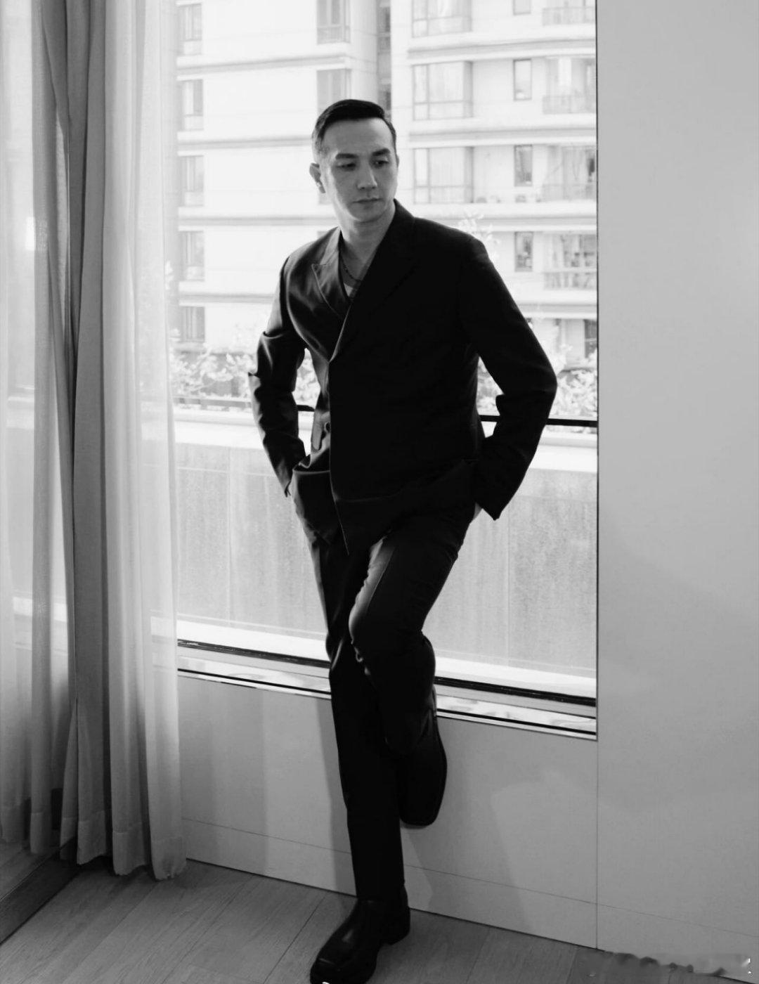 黄觉唯一的站哥含金量还在上升 黄觉的摄影之旅仿佛是向内娱深处不断探索的旅程。他的