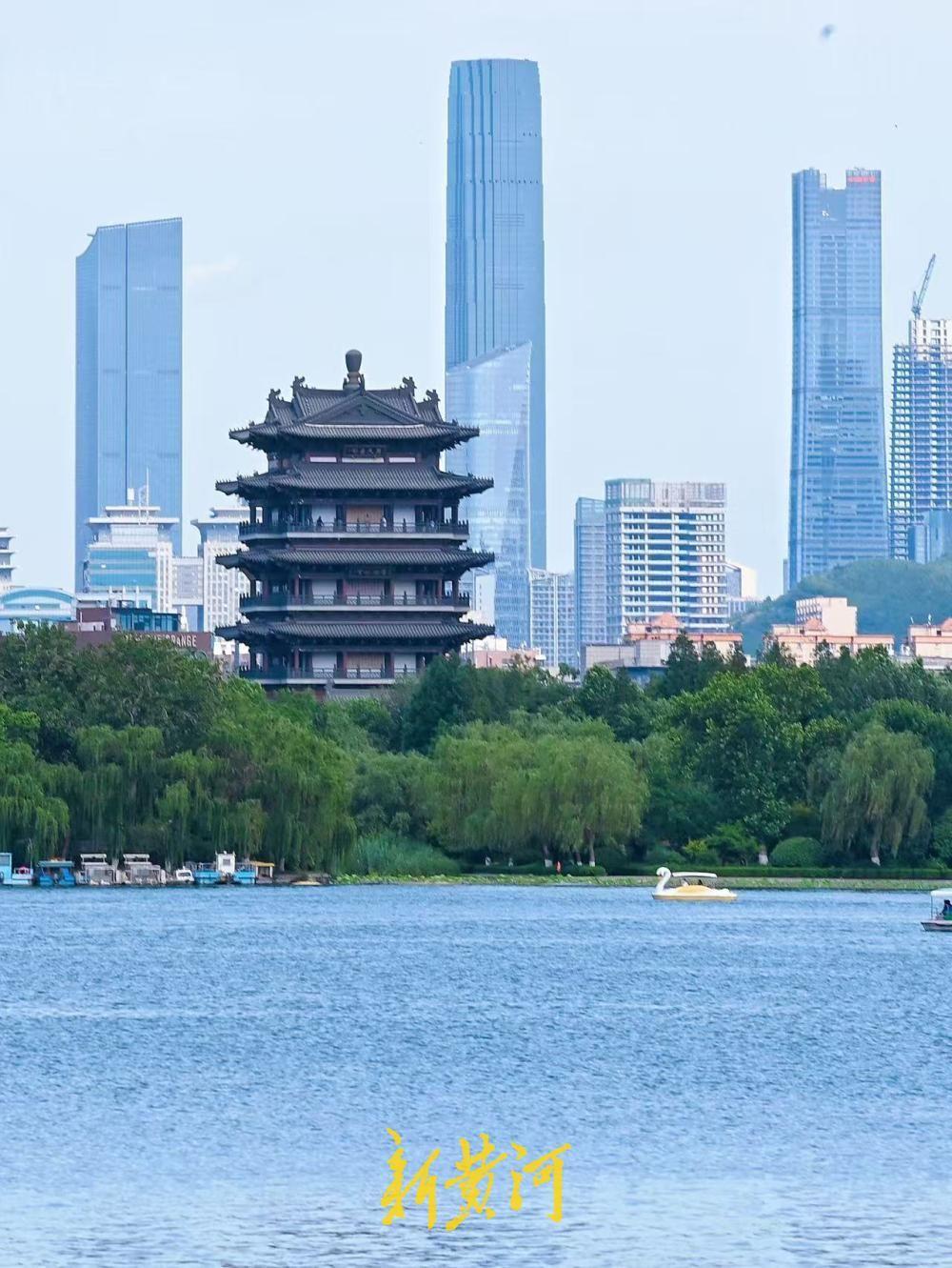 5月29日，济南持续保持高颜值晴朗天气，澄澈通透的“泉城蓝”勾勒出城市最美天际画