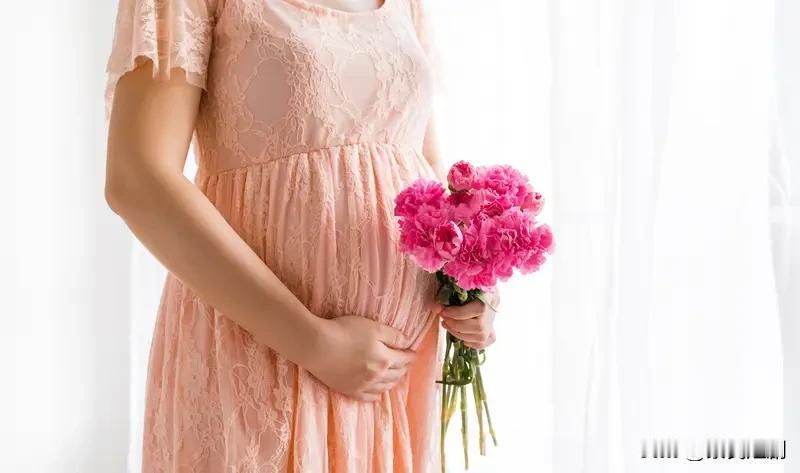 刷到大家对此争论不休，话题正是早高峰时段孕妇挤公交，究竟该不该让座。这让我想起了