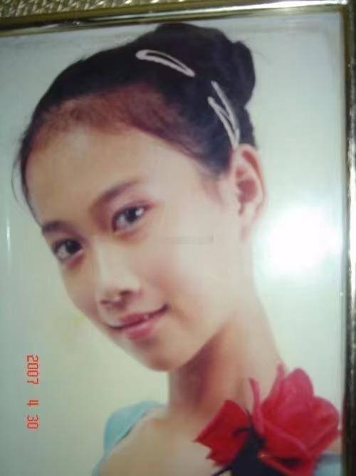 这些明星童年照你能认出几个央妈新春喜剧之夜太会了！曝光一组明星童年照，喜剧开场，