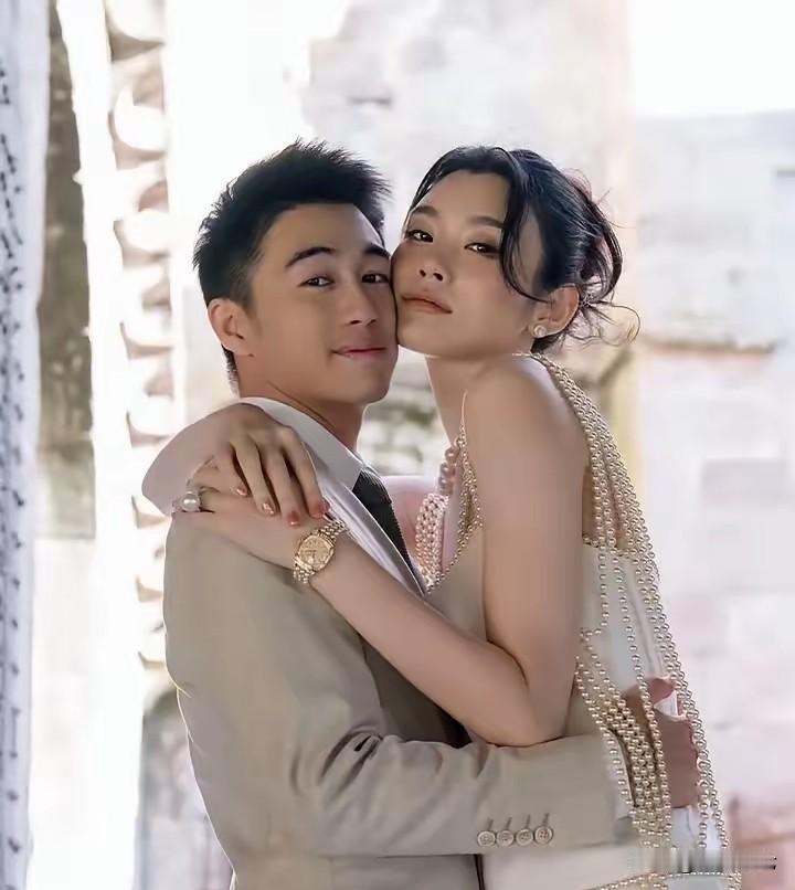 近日被何猷君和奚梦瑶的婚礼刷屏了，一位是赌王的小儿子，相貌出众，有学识、温文尔雅