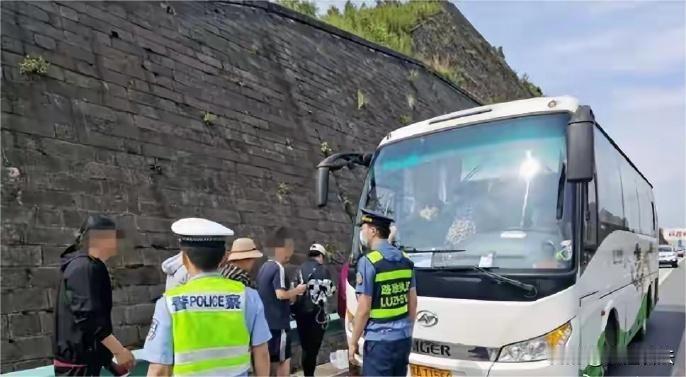 山东，临沂。大巴司机在高速上行使，一乘客哀求赶快停车，肚子疼马上就要拉裤裆了。司