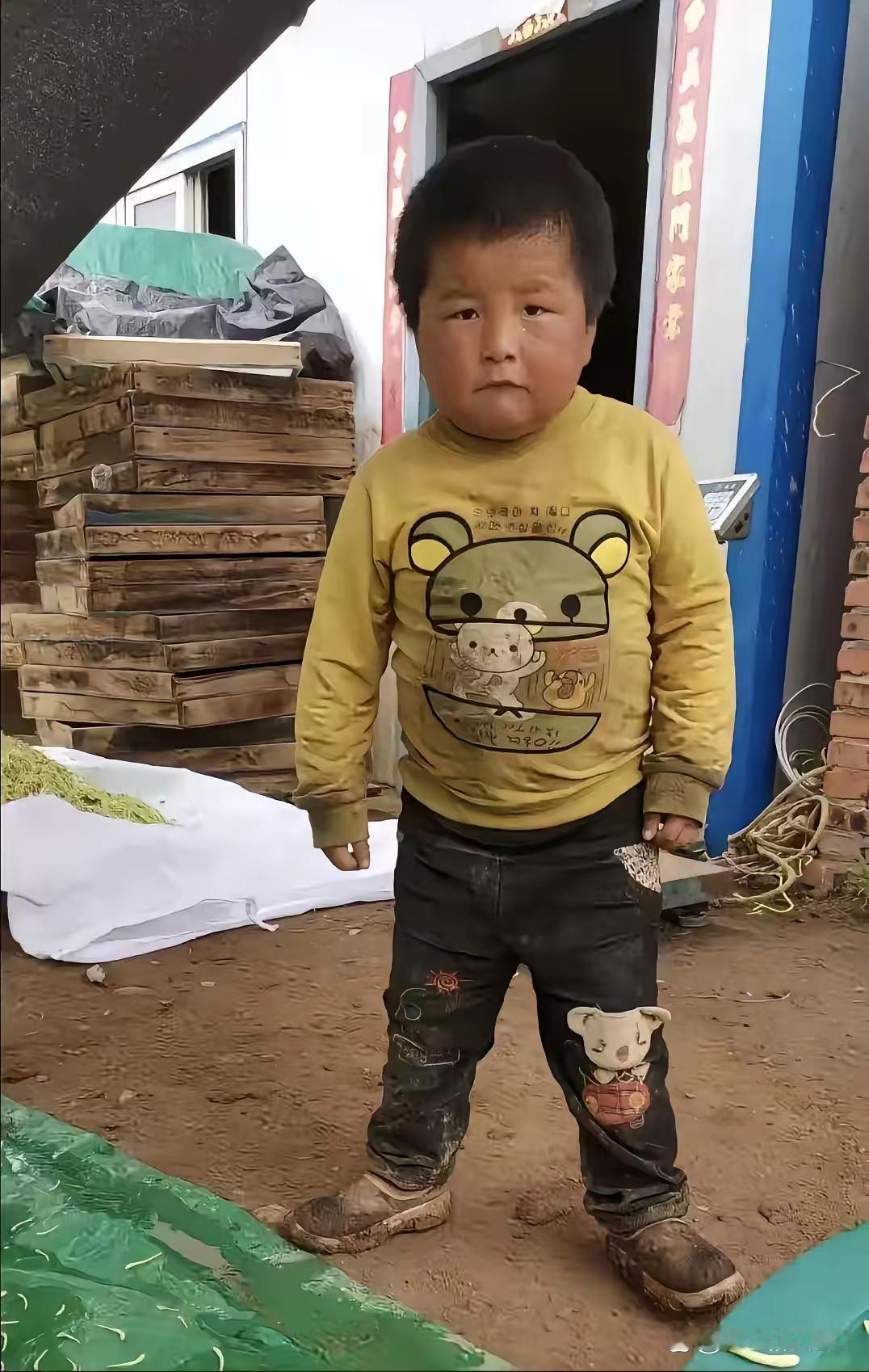 他叫亚豪，河南人，小小年纪就成了镜头里的“大胃王”，才十二岁。本该坐在教室里的他