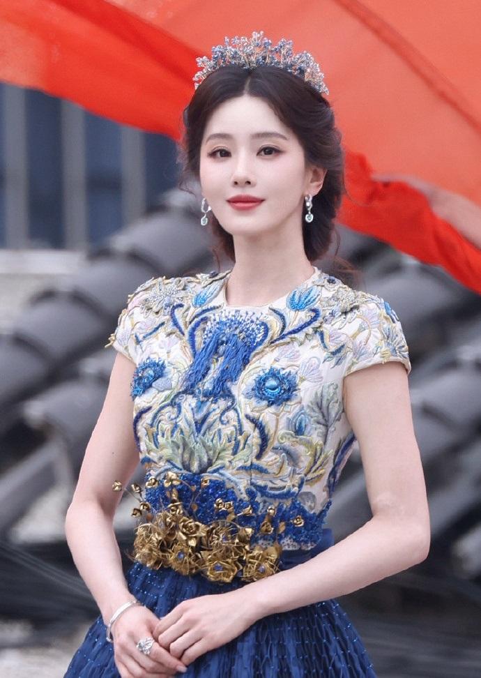 今天刘诗诗在出席时尚活动的时候搭配的像个漂亮的仙女，真的是特别的靓丽。

她搭配