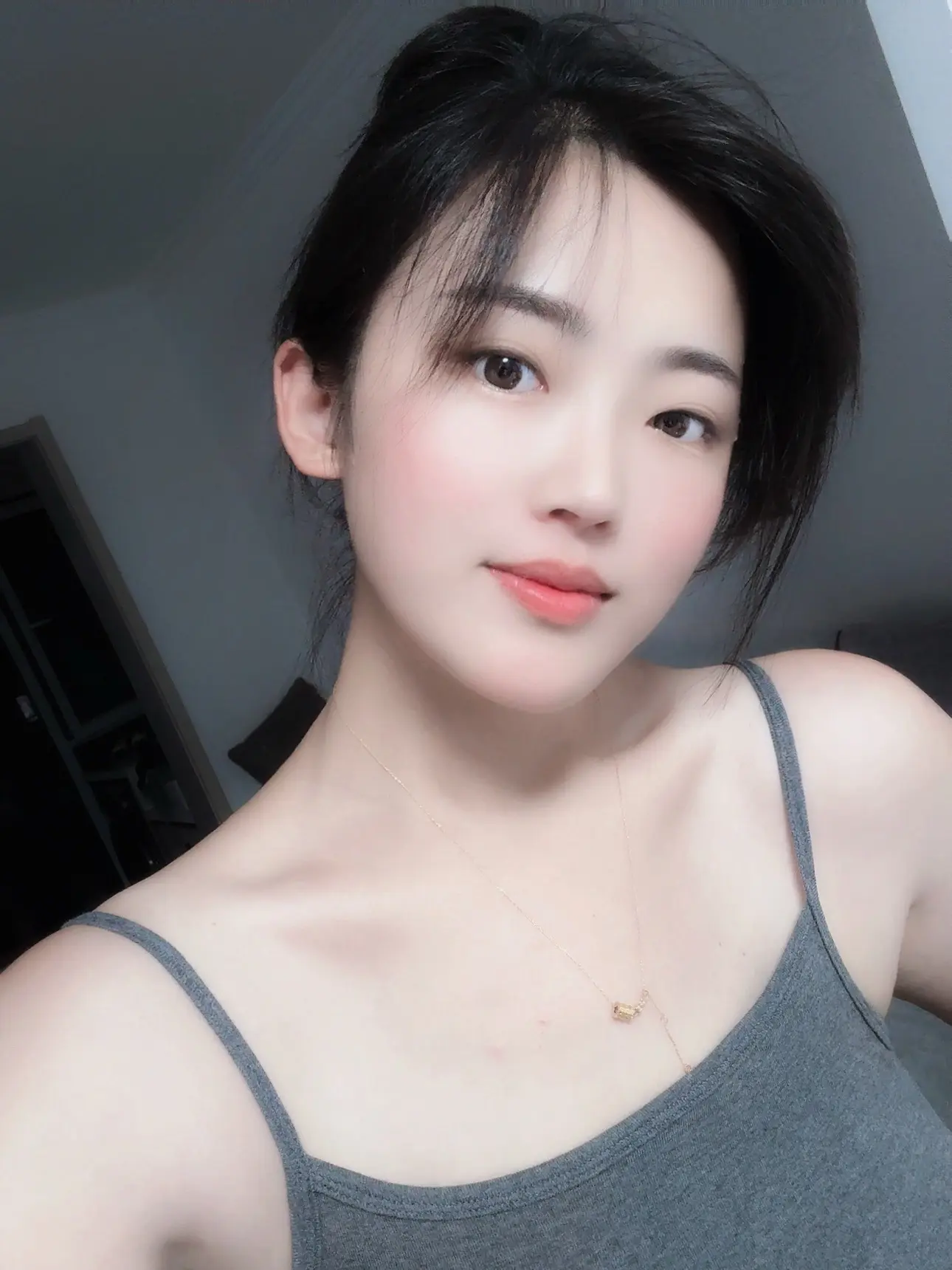 洗个澡洗个头，我说不能离开妈妈的视线，就乖乖在浴室门口玩，然后就说妈妈...
