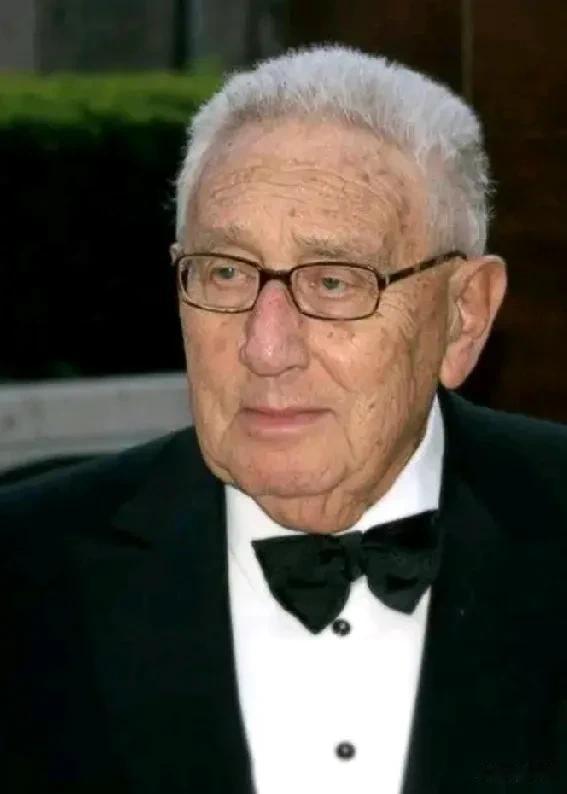 美国前国务卿基辛格有一句说:中国总是被中国人中勇敢的人，保护的很好，怎么理解呢?