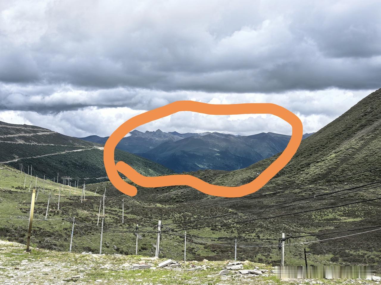 站在海拔4728米的色季拉山上远眺南迦巴瓦，远山静静横亘在群山尽头。无奈今日阴雨