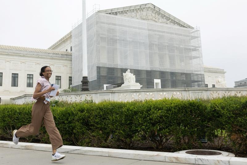 2月20日，美国最高法院裁定特朗普政府依据《国际紧急经济权力法》征收大规模关税的