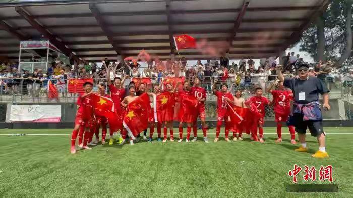 南京空翻哥之父谈儿子走红孩子的梦想是空翻之后继续奔跑，不是停下来对着镜头摆拍。这
