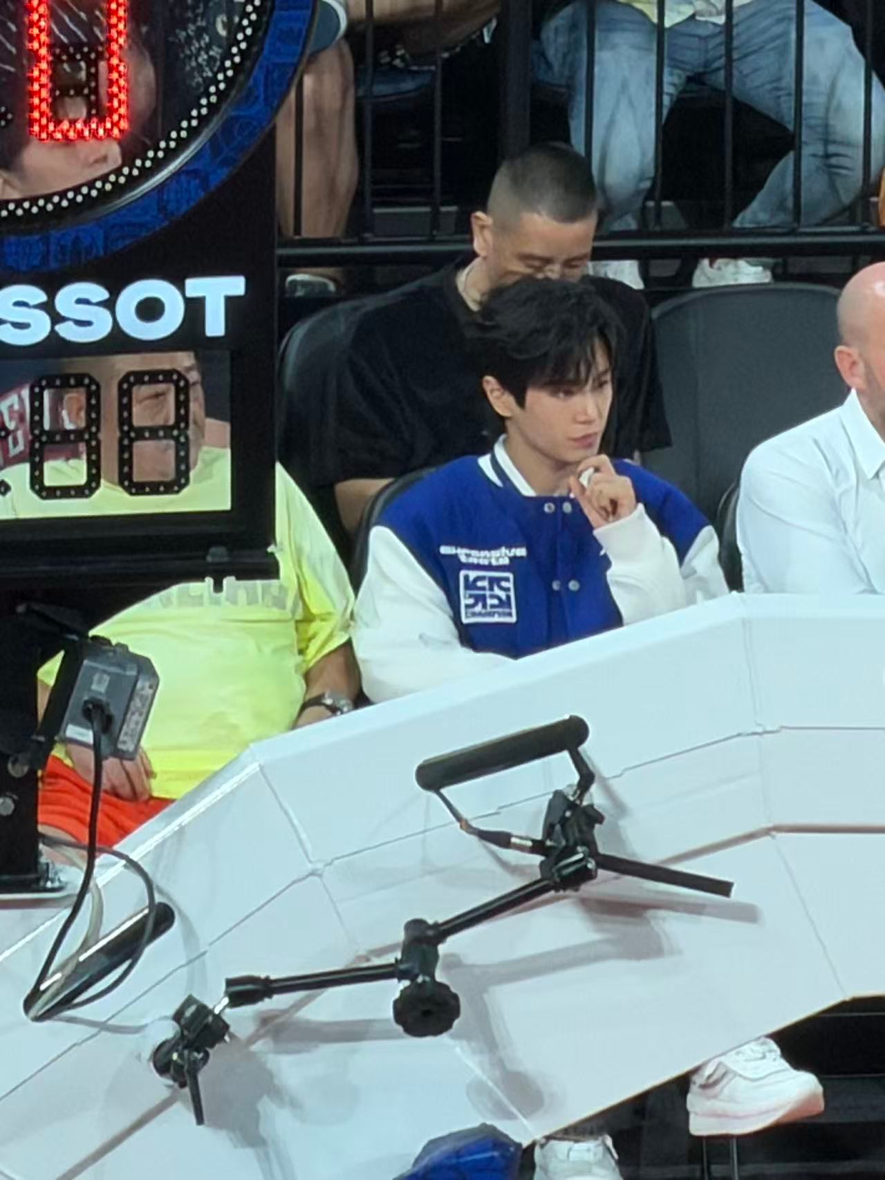 李汶翰[超话]杜华李汶翰现身NBA中国赛nba中国赛2025李汶翰 感谢我在现场