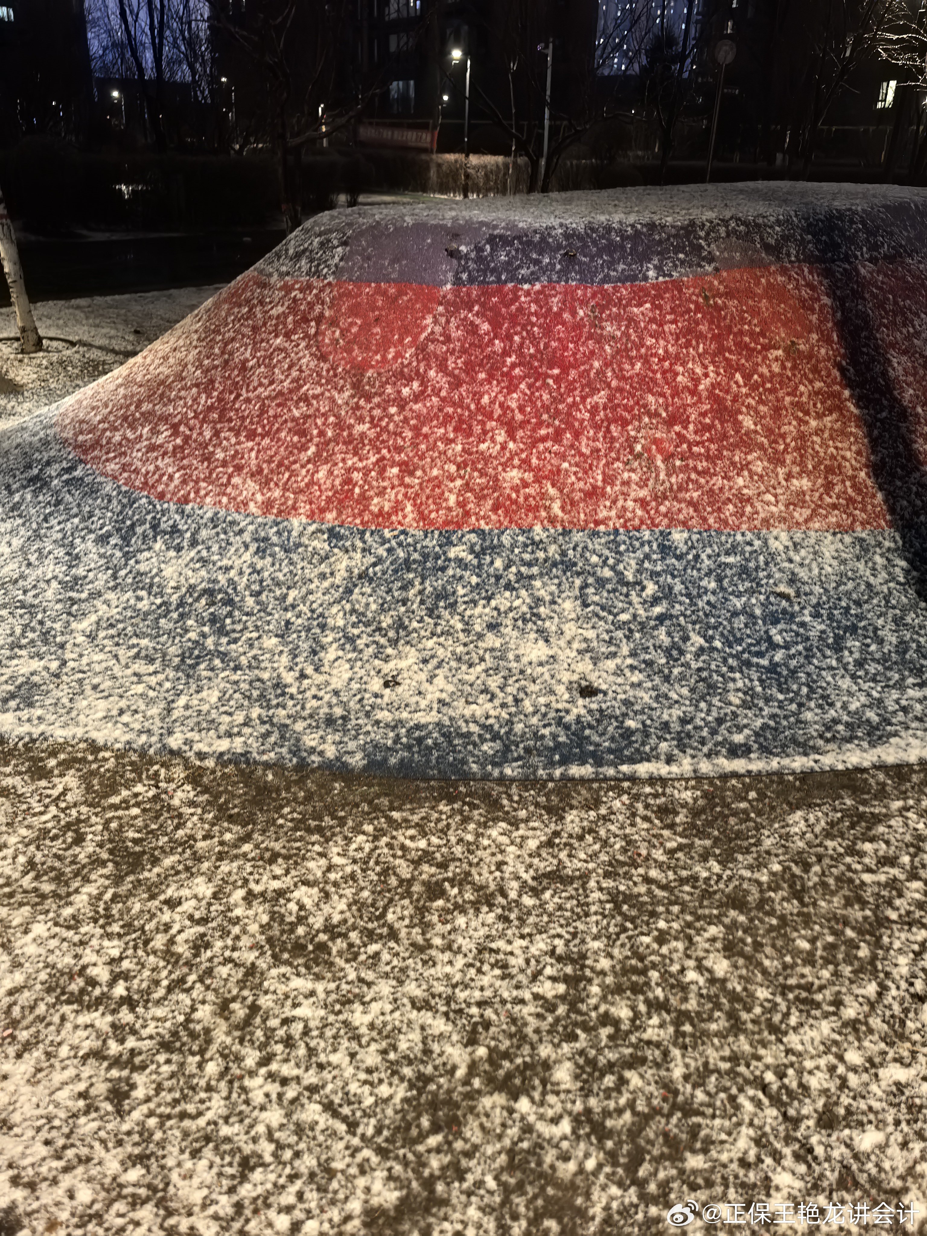四月飞雪。 