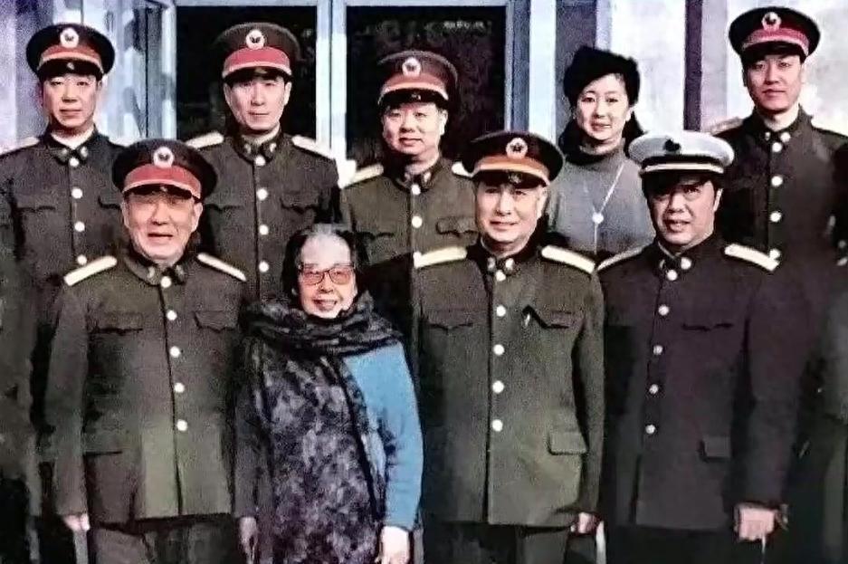 1999年解放军三总部领导亲切看望贺龙夫人，83岁高龄的薛明依旧展现非凡气质
1