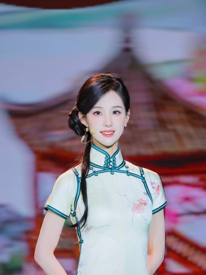 陈都灵行走的绿荷花这才是中式审美该有的样子！陈都灵身着绿装，眉眼温婉又带疏离，宛