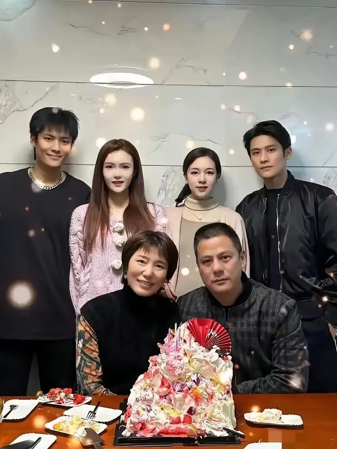 原来在小杨哥的家族里，也流传着“三代还宗”的故事啊。

小杨哥和大杨哥姓张，爸爸