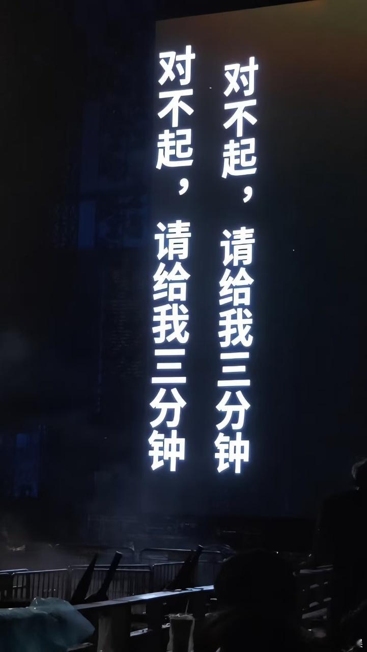 张韶涵哭着唱完隐形的翅膀 在舞台上面对待音乐的这份热爱和敬业精神，真的好打动人心