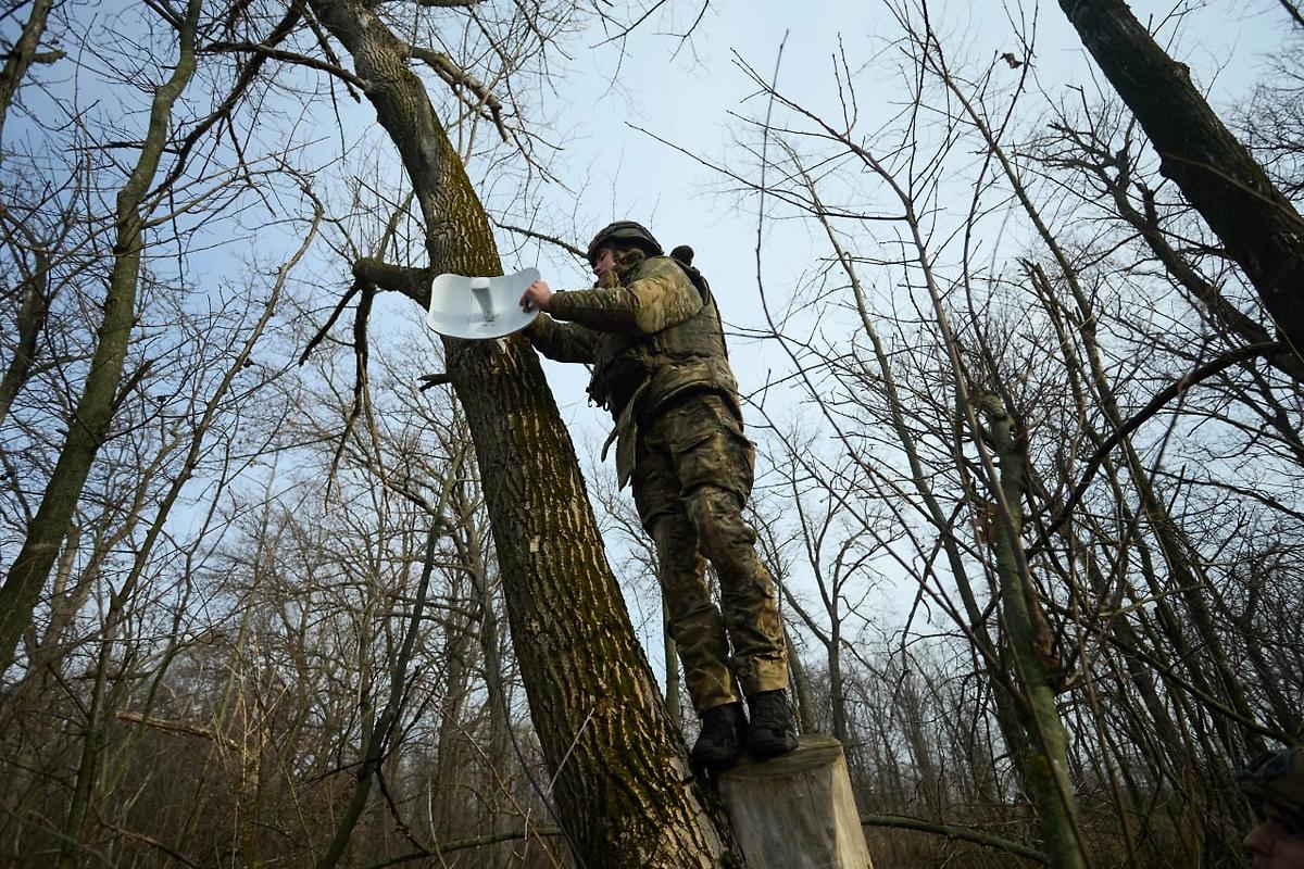 格拉西莫夫表示，第聂伯集团突击部队包围了扎波罗热地区亚速海沿海城市斯捷普诺戈尔斯