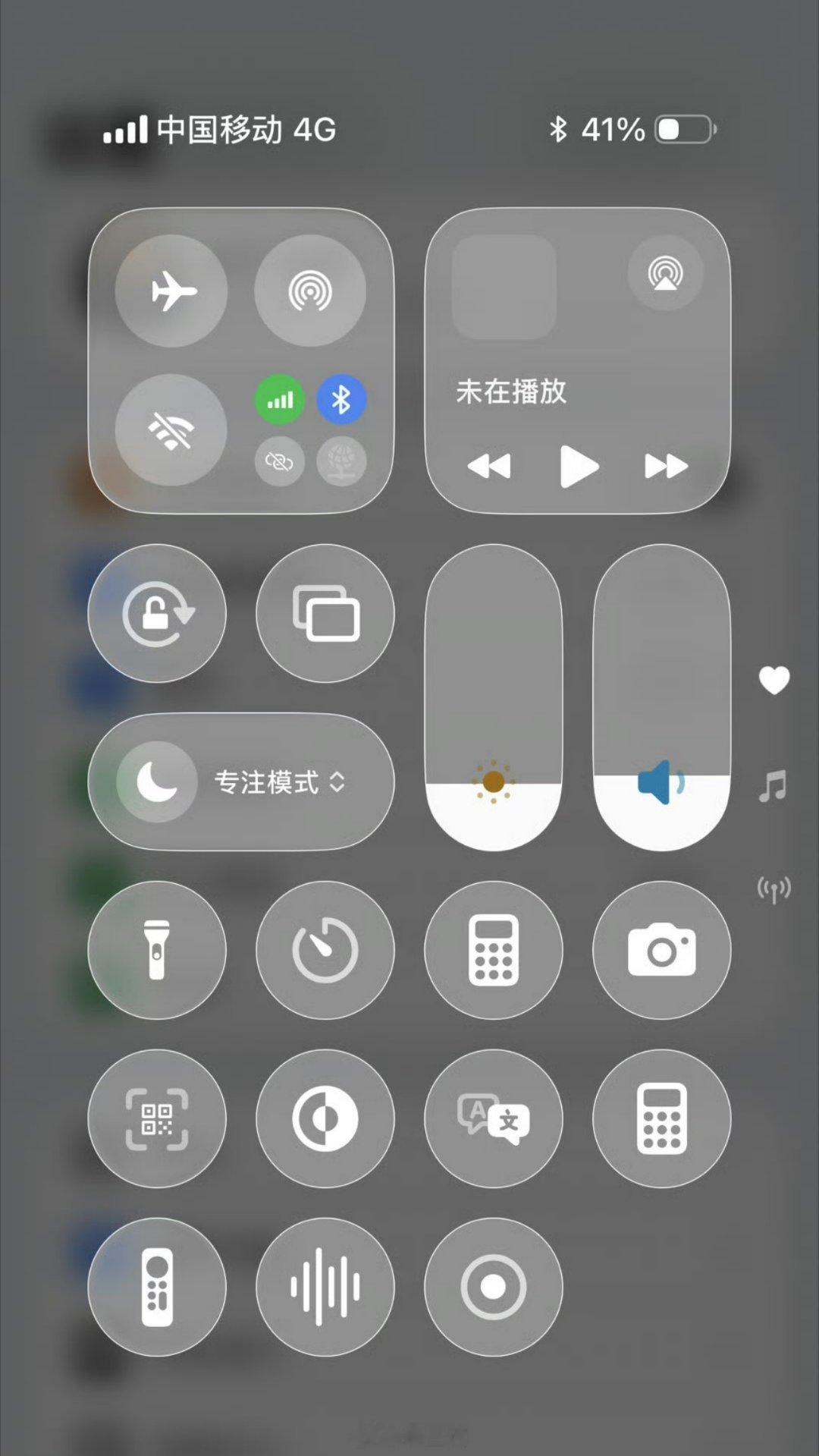 iOS26首个公测版别的功能先不说了，单就这个液态玻璃，当时我beta版更新后就
