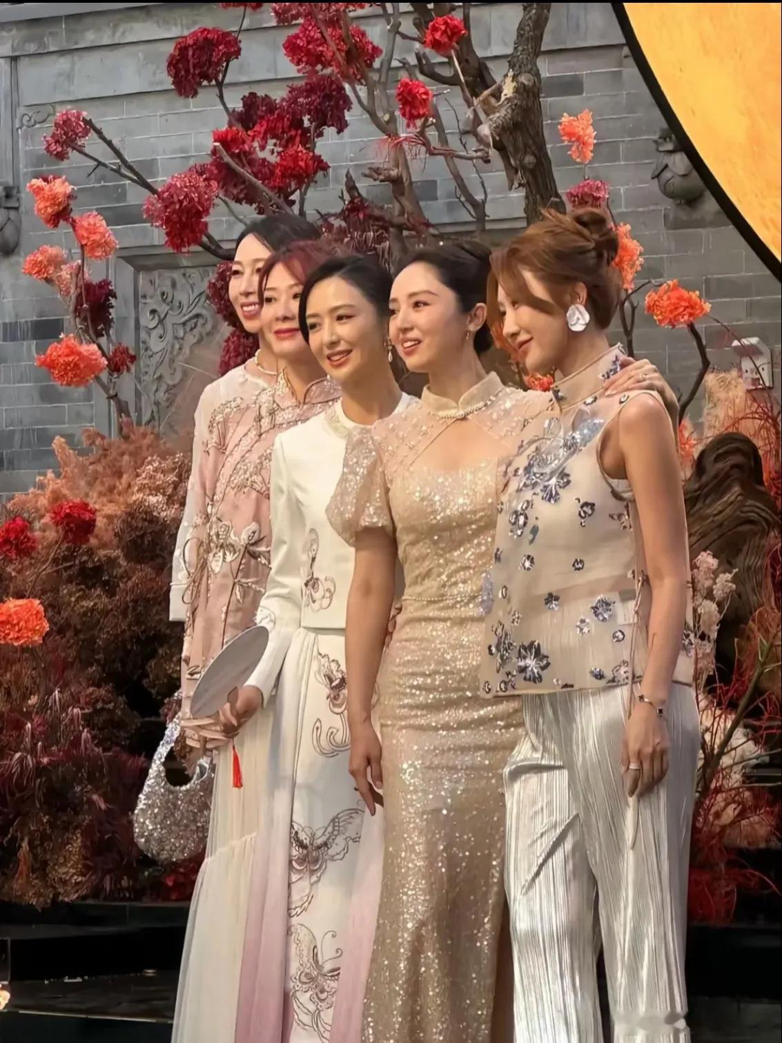 大家发现没有？五个美女站在一起，佟丽娅的缺点特别明显？且不论这几个女明星的身材，