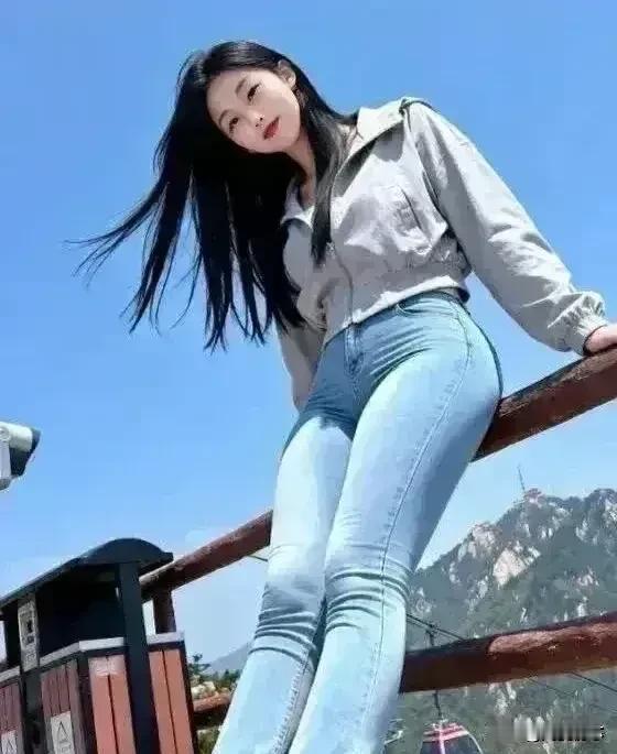 阳光下的少女，微风拂面，自由自在。🌞💙