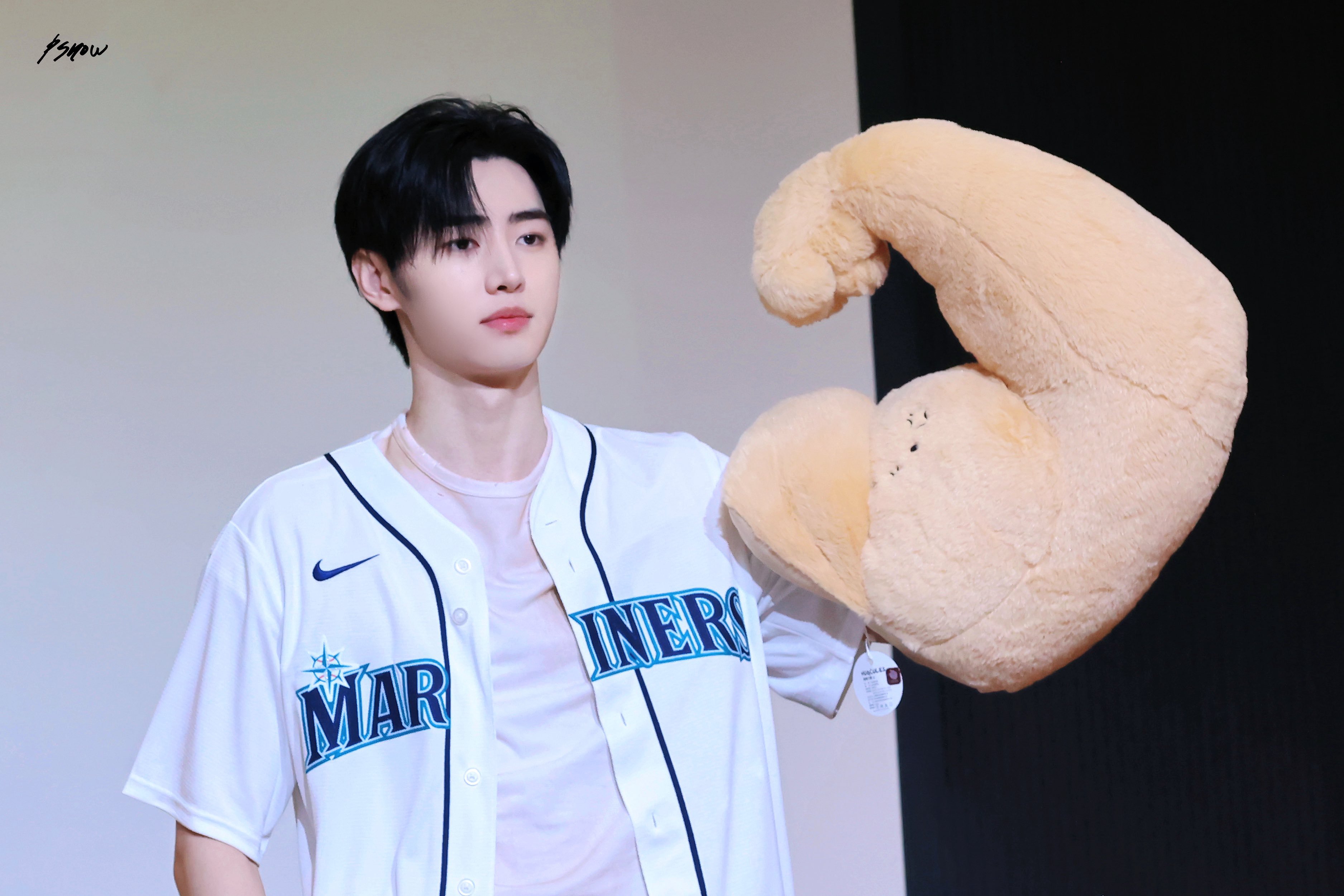 朴成训[超话]  260831 Makestar线下签售哇ㅋㅋㅋㅋㅋ软萌脸蛋的肌