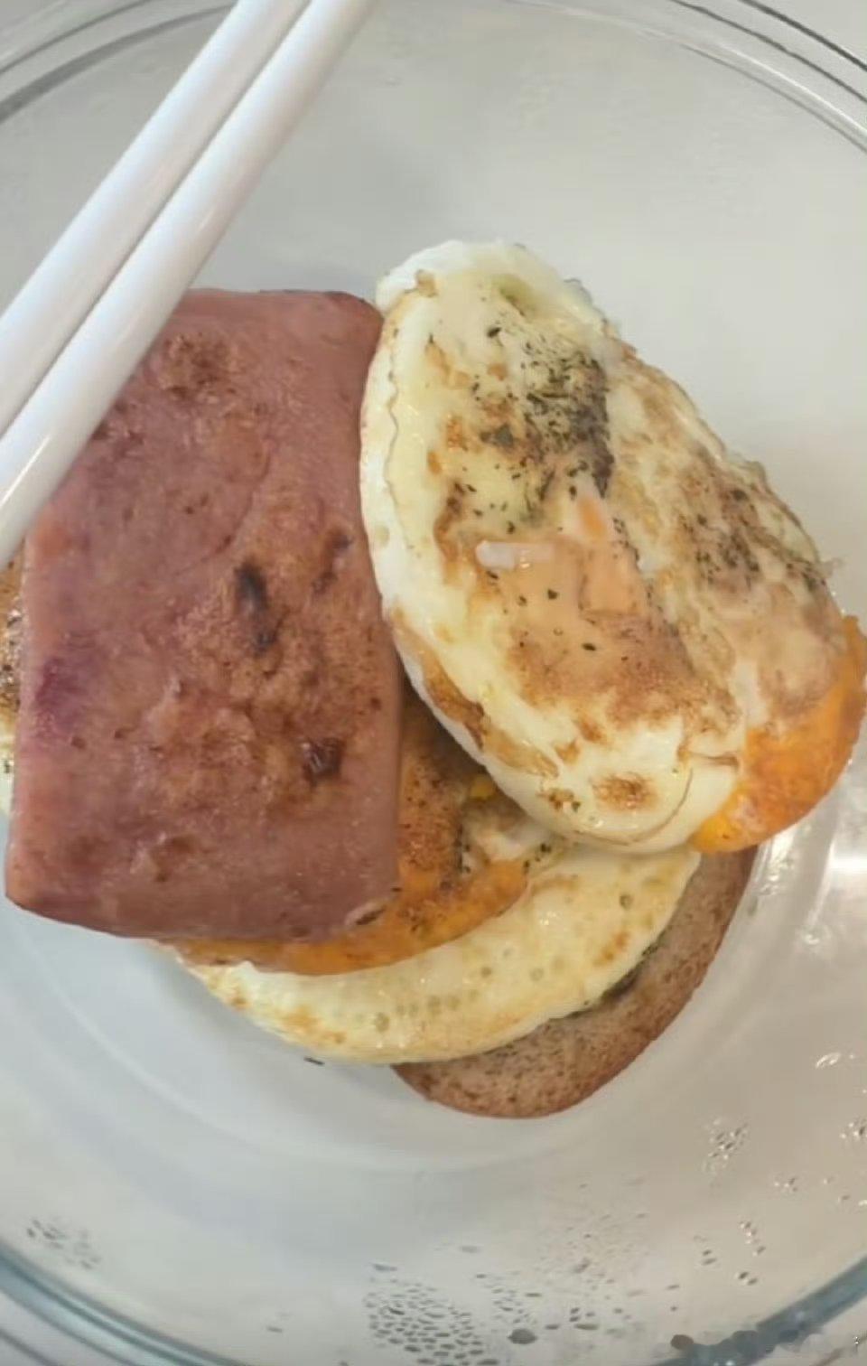 陈哲远一日剧组伙食，好自律啊，每天高强度拍戏还吃这么点😢 