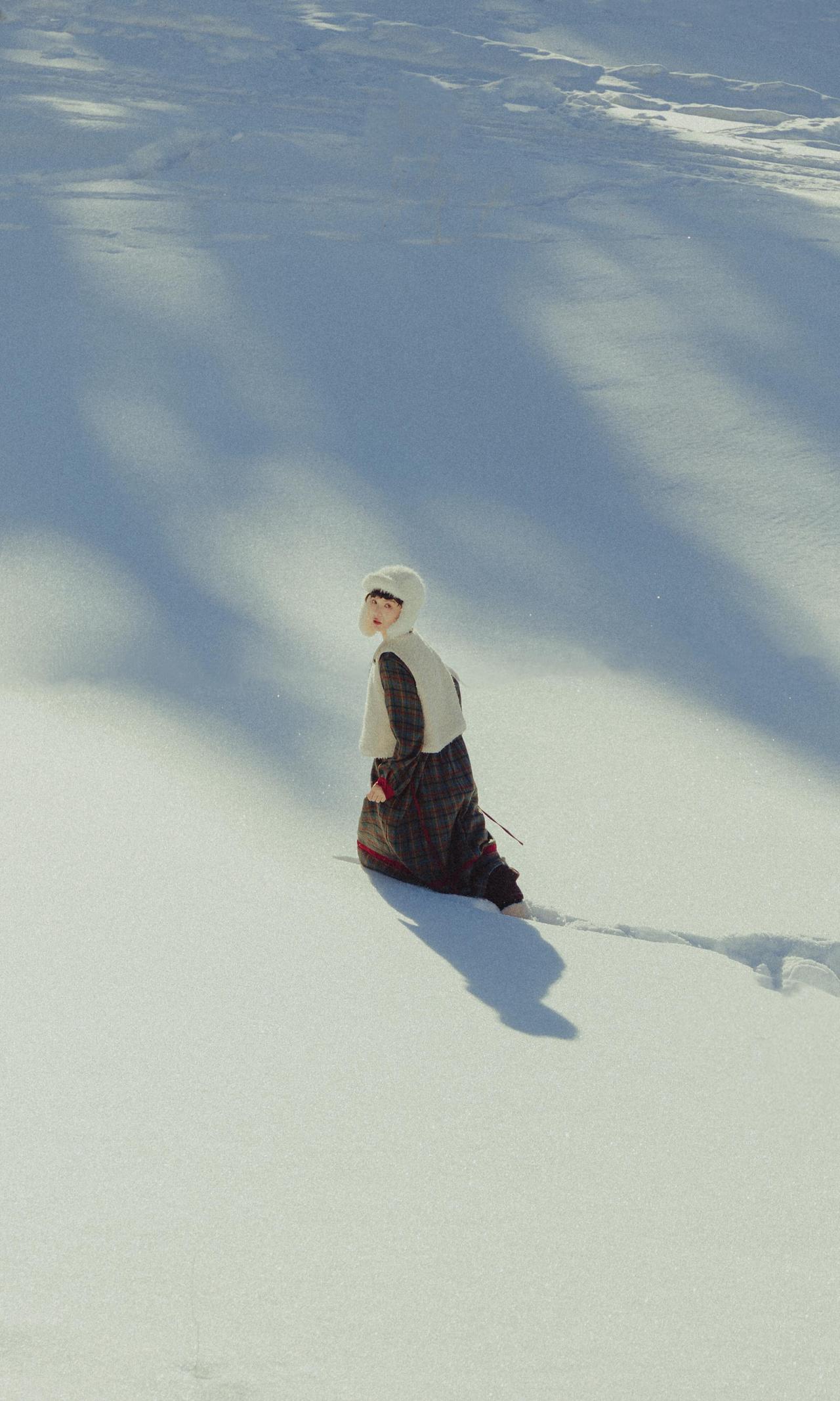 这张作品以动态的雪地互动场景，传递出冬日的鲜活气息。人物躺卧的姿态舒展自然，扬起